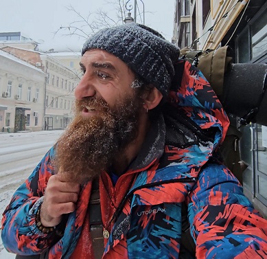 Genç Yönetmenden Yürekleri Isıtan Yolculuk: Otostopla Dünyayı Geziyor