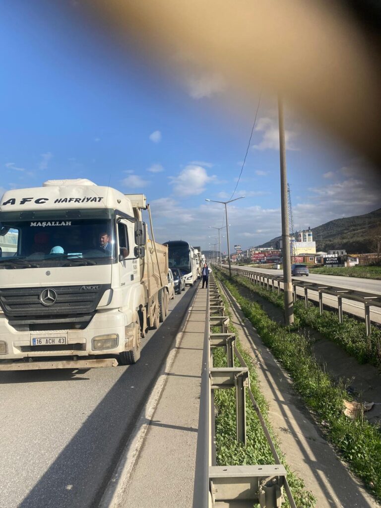 Gemlik-Orhangazi Otoyolu’nda Karayolları Tabela Kontrolü Trafiği Felç Etti!