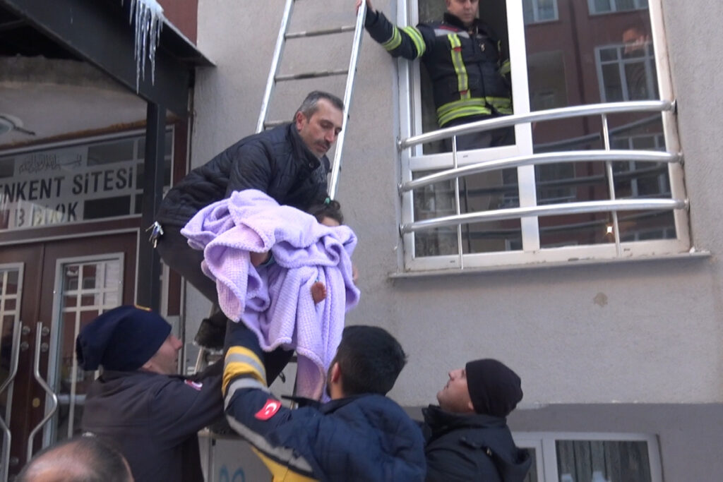 SEVGİ YILDIZ – HABER | ERZURUM’DA İHMAL FACİAYA DÖNÜŞMEDEN ÖNLENDİ: 1,5 YAŞINDAKİ BEBEK 4 SAAT EVDE TEK BAŞINA BIRAKILDI