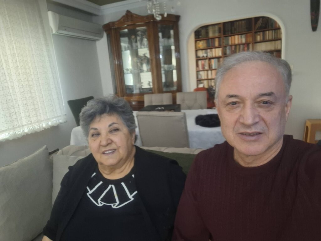 SEVGİLİ YÜKSEL ÖZKAN. YOLDAŞIM, DOSTUM VE DOKTORUM AYNI KİŞİ OLUNCA İYLEŞİP GERÇEKLERİ YAZMAYA DEVAM EDEYİM DİYE EVE GELİP TEDAVİ EDİYOR.