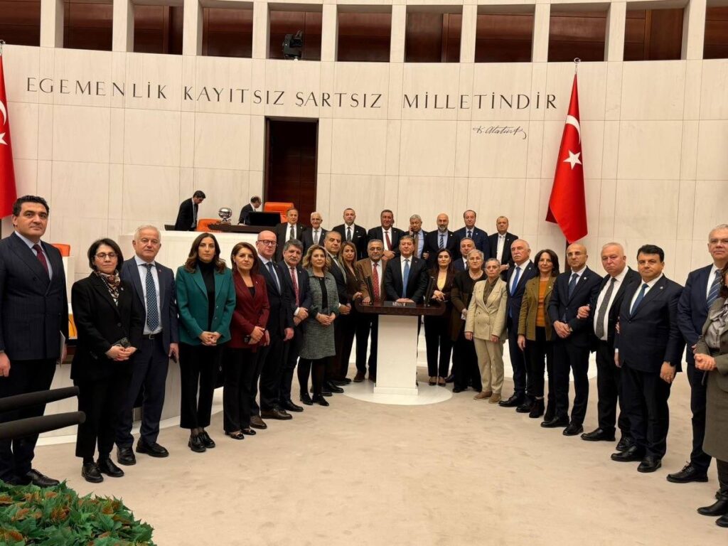 2 YILDA EMEKLİ OLAN MİLLETVEKİLLERİNİN 2026 YILINDA MAAŞLARINA 44.000 TL ZAM YAPILDI.