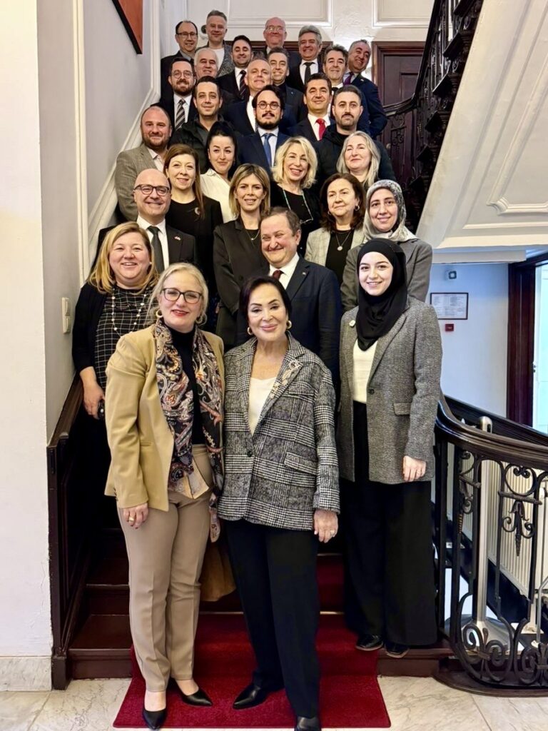 Türkan Şoray’dan Hollanda’da Büyükelçilik Ziyareti