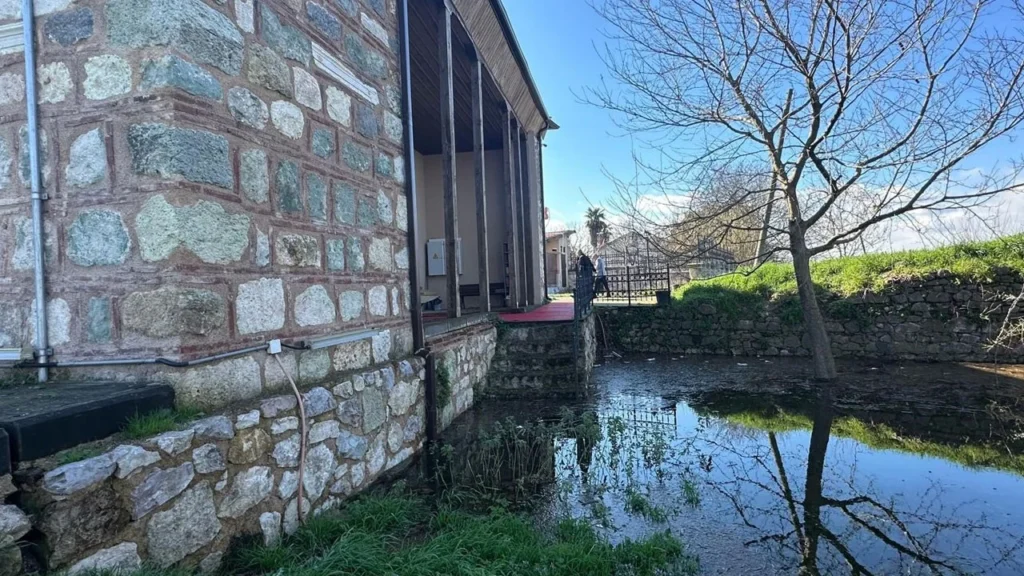 625 Yıllık Tarih Suların Kıyısında: Valide Sultan Camii Tehdit Altında