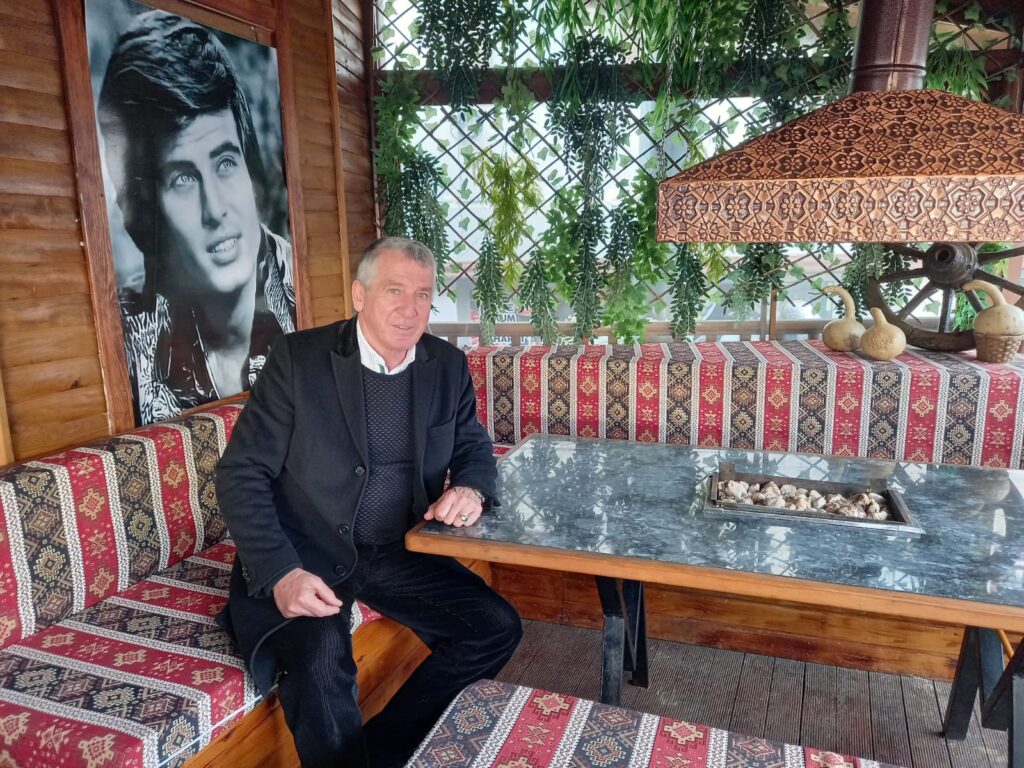 Çocuklara ve İlçe Halkına Duyduğu Sevgiyle Örnek Bir Lider