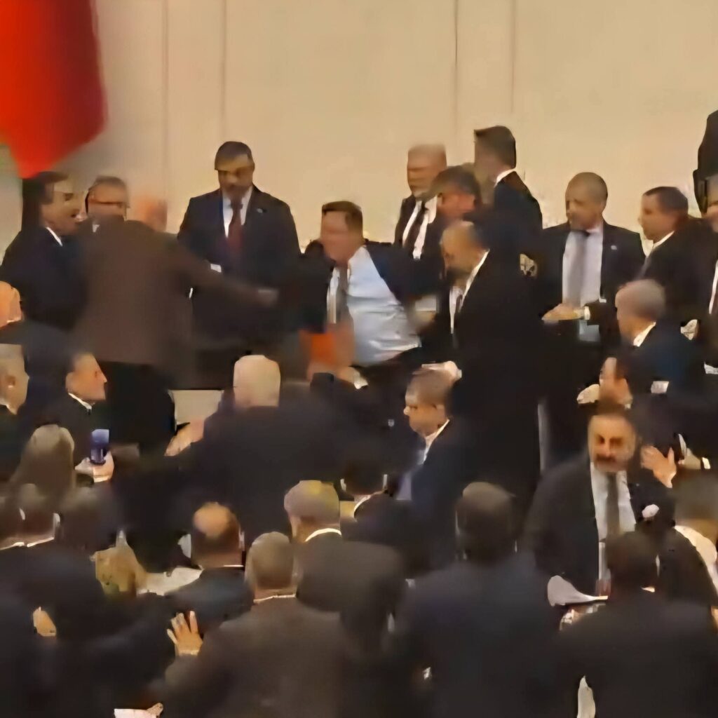 YAZIKLAR OLSUN! YAZIKLAR OLSUN! YAZIKLAR OLSUN! TBMM’DE YUMRUKLU GERİLİM… ANADOLU BİRLİĞİ PARTİSİ GENEL BAŞKANI’NDAN SERT MESAJ
