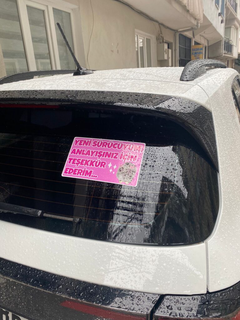 “Yeni Sürücüyüm” Notu: 2026’da Türkiye Trafiğinde Kadın Sürücülerin Artan Rolü ve Yol Güvenliği Tartışması