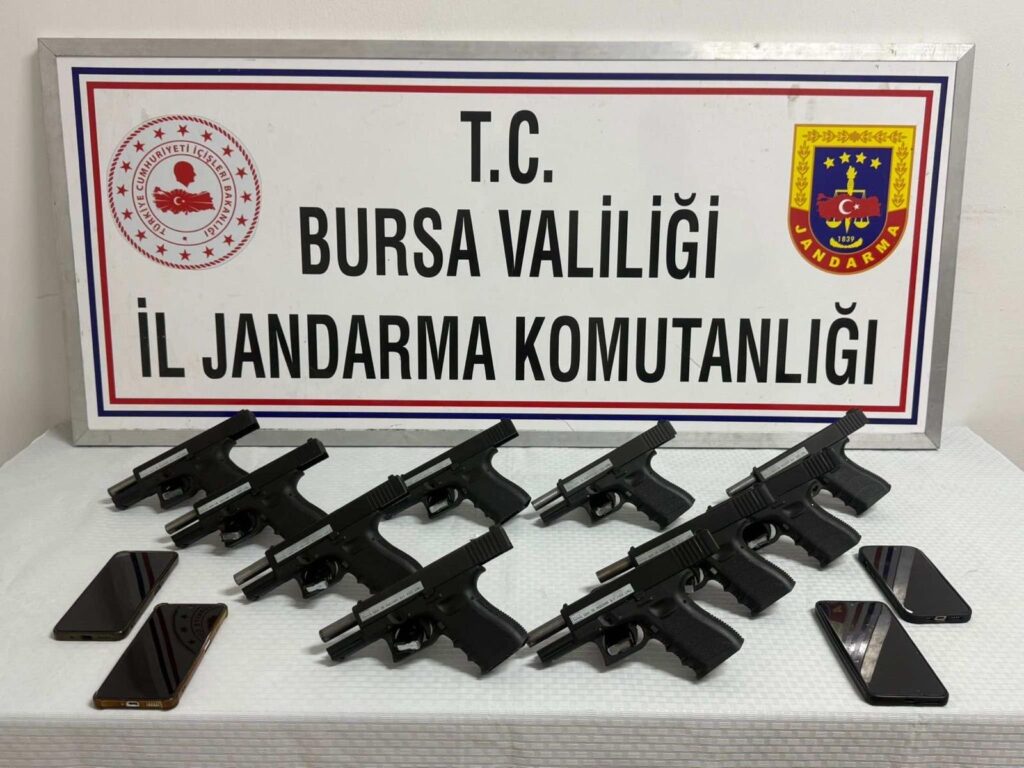 GEMLİK’TE SİLAH KAÇAKÇILIĞINA BÜYÜK DARBE: 10 ADET GLOCK TABANCA ELE GEÇİRİLDİ