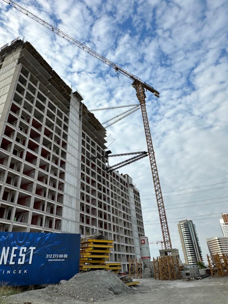 Vizyon Kule Vinç Uluslararası Arenada Yükseliyor: Ali Cide’nin Yenilikçi Vizyonu Sektöre Yön Veriyor