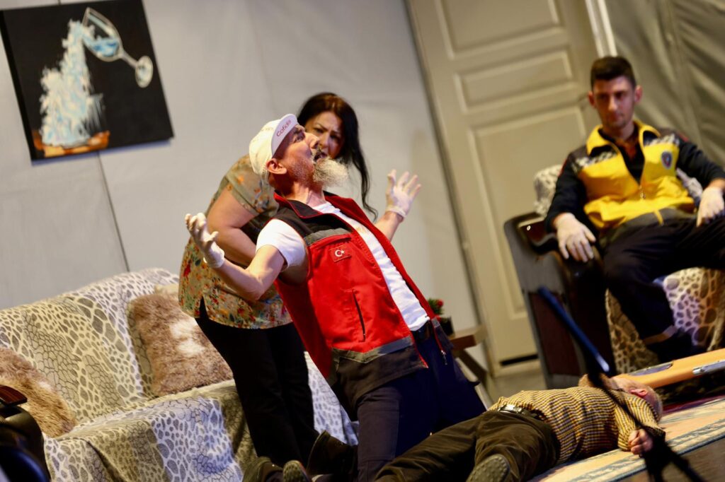 Gemlik’te Tiyatroya Güçlü Başlangıç: “9 Canlı” Ayakta Alkışlandı