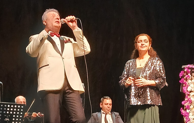 SEVDALI ŞARKILARLA BEZENMİŞ BİR GECE