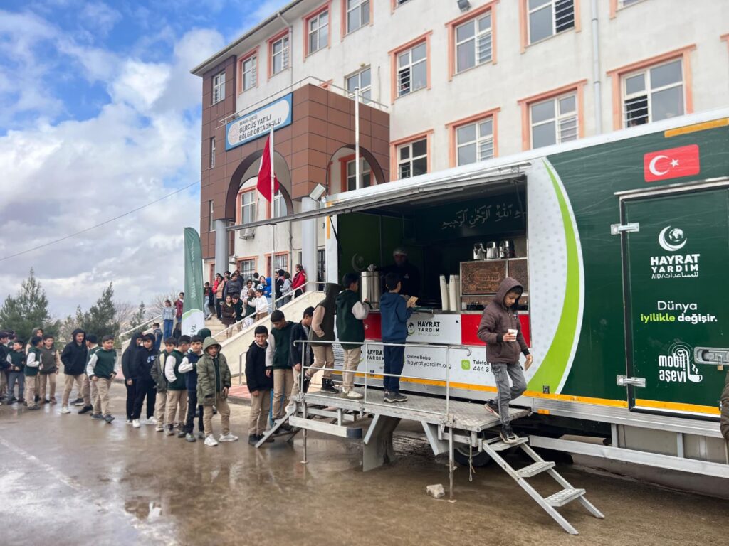 SOĞUK KIŞ GÜNÜNDE SICAK BİR DAYANIŞMA: HAYRAT YARDIM’DAN GERCÜŞ’TE ÖĞRENCİLERE ANLAMLI DESTEK