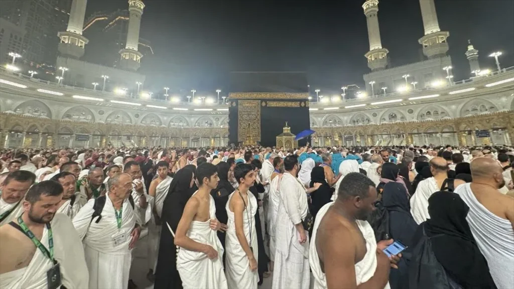 Kutsal Topraklarda Tepki Çeken Görüntüler: “Bu Kalabalık İbadetin Ruhuna Uygun mu?”