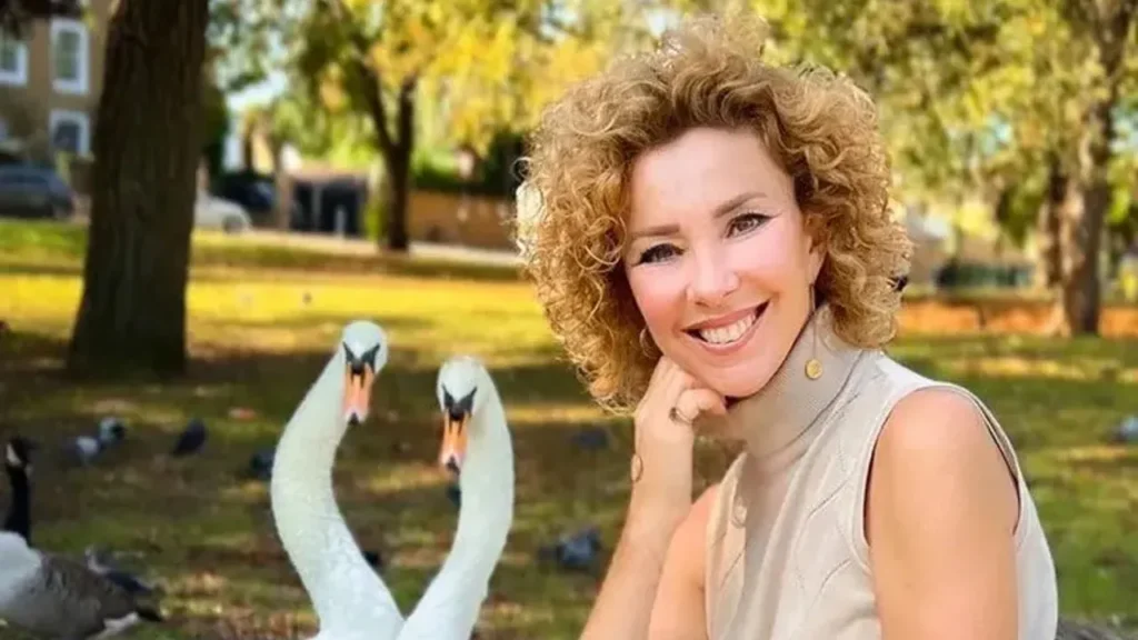 İNCİ TÜRKAY  LONDRA PRÖMİYERİNDE AYAKTA ALKIŞLANDI