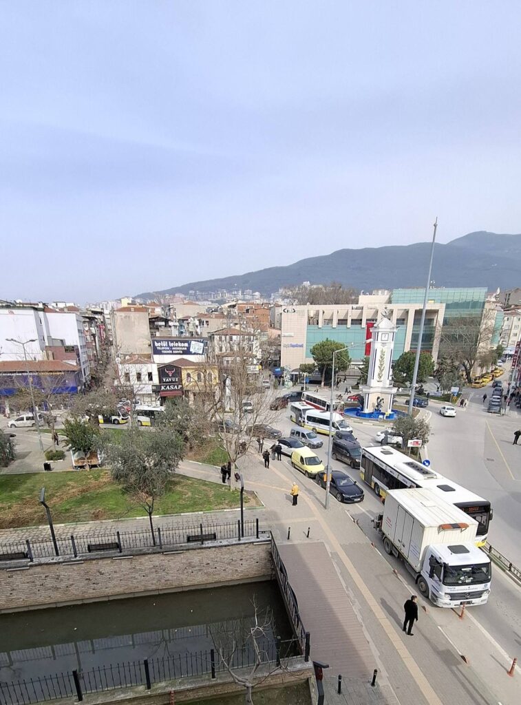 Gemlik’te Büyükşehir Aracı Uygunsuz Parkta: “Kaos” Tepkisi Büyüdü.