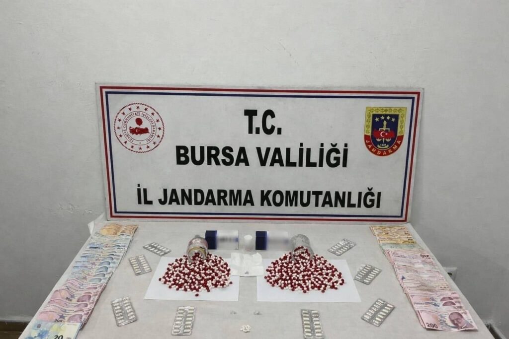 BURSA’DA UYUŞTURUCU OPERASYONU: BİNİN ÜZERİNDE SENTETİK HAP VE SUÇ GELİRİ ELE GEÇİRİLDİ