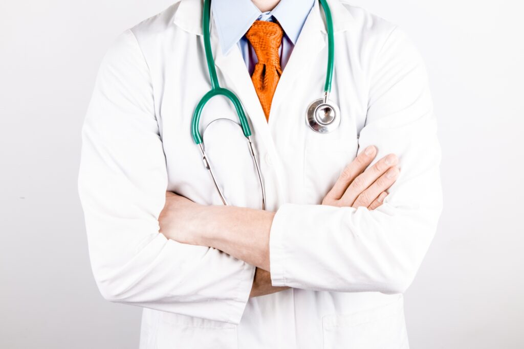 “BİLGİ, VİCDAN VE SABIRLA AYDINLANAN BİR MESLEK: DOKTORLUK”