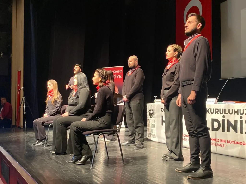 “Vatan Bir Bütündür, Bölünmez” Sloganı Salonu Doldurdu