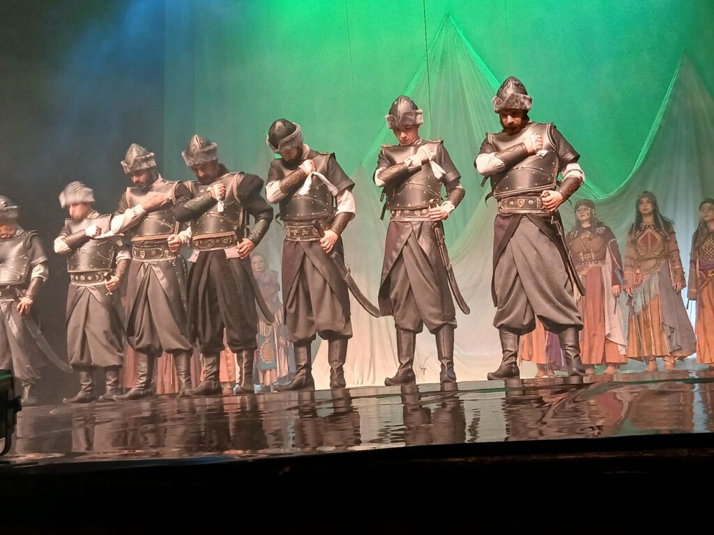 ÇINARIN GÖLGESİNDE: BİR RÜYANIN SAHNEDEKİ YANKISI