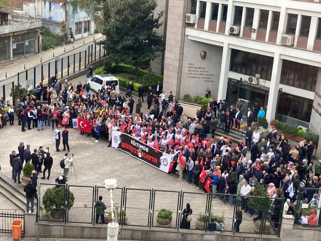 EBS BURSA’DAN SİVEREK’TEKİ SALDIRIYA TEPKİ: “OKULDA ŞİDDET İSTEMİYORUZ”