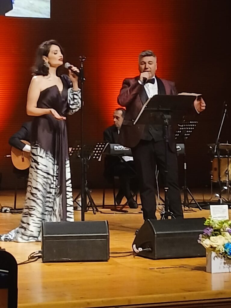 BAHADIR SEVİK’TEN 40. SANAT YILINA YAKIŞAN ŞÖLEN
