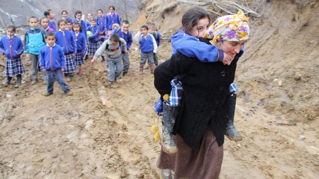 DESPOİZM VE FANATİZM ORTAMINDA ANNE OLMAYI HAK EDENLERİ VE KIYMET BİLEN EVLATLARI KUTLUYALIM.