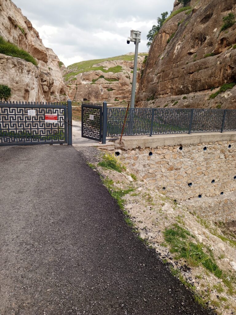 TARİHİ HASANKEYF’TE KORKUTAN İHMAL: ŞAAP VADİSİ GİRİŞİNDE UÇURUM TEHLİKESİ!