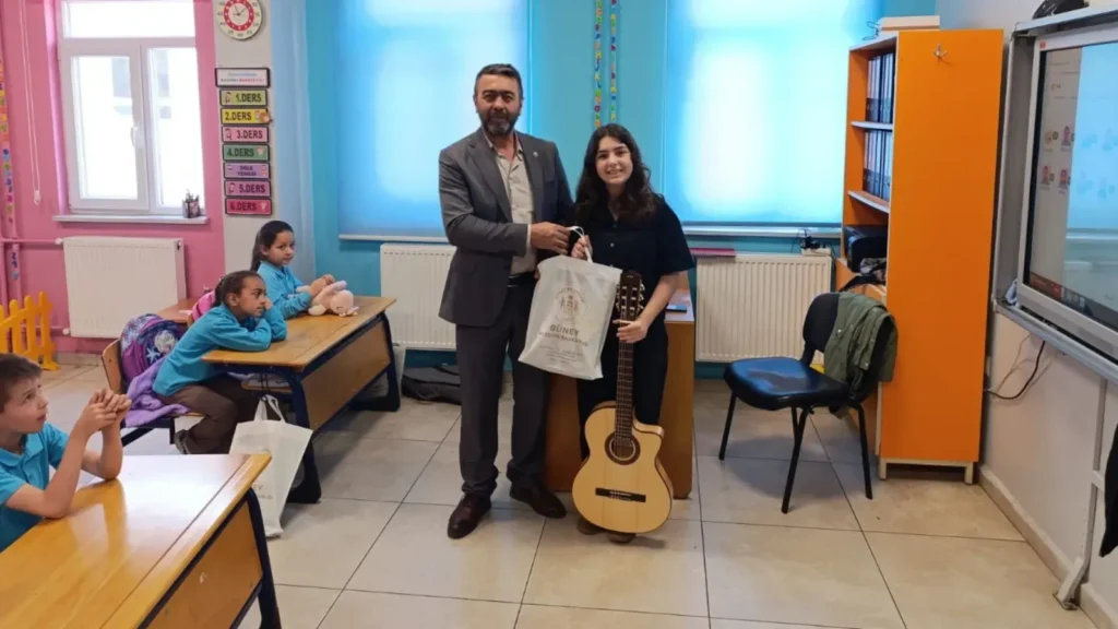 Simav’ın Güney Beldesinde Öğrencilere Erken Bayram Sürprizi