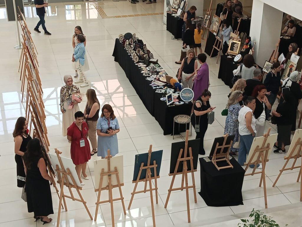 Taşların Dilinde Kadının Hikâyesi: “Bin Parça Bir Kadın” Sergisi Bursa’da Açıldı