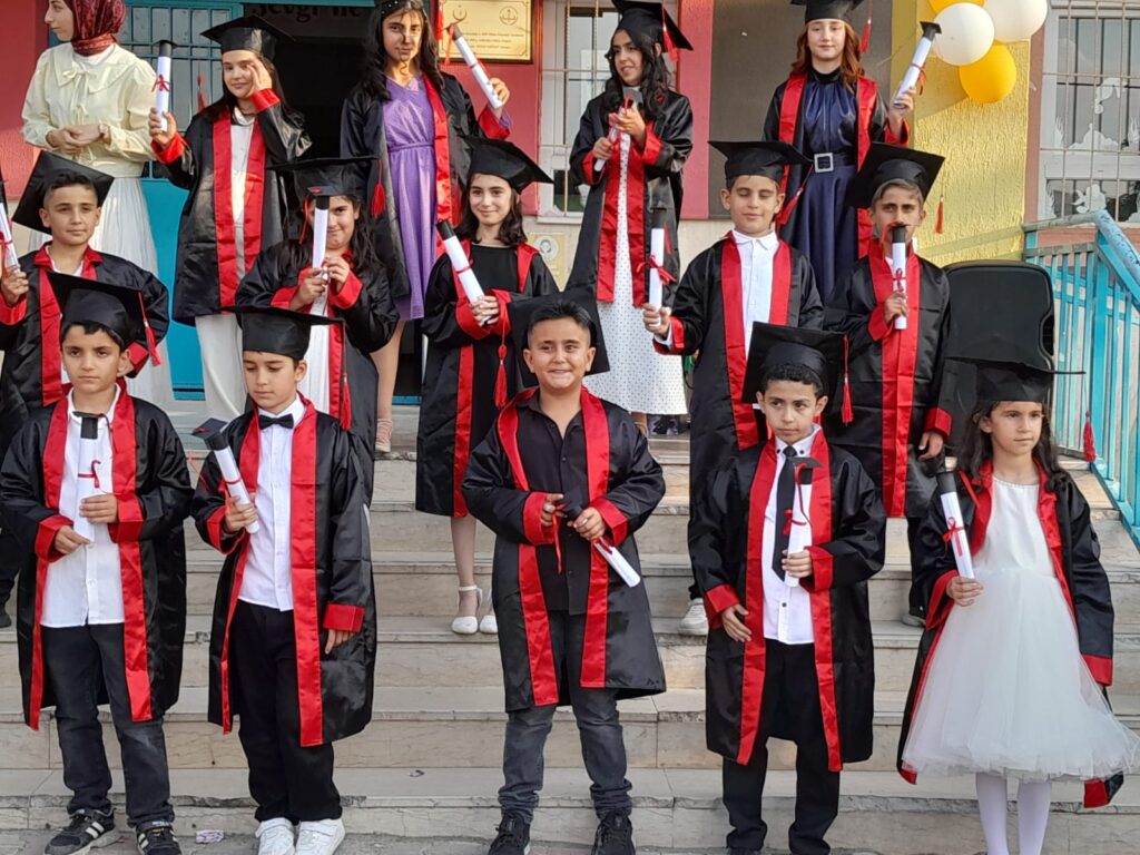 Minik Adımlardan Büyük Hayallere: Cumhuriyet İlkokulu 4/A Sınıfı Mezuniyet Coşkusu Yaşadı