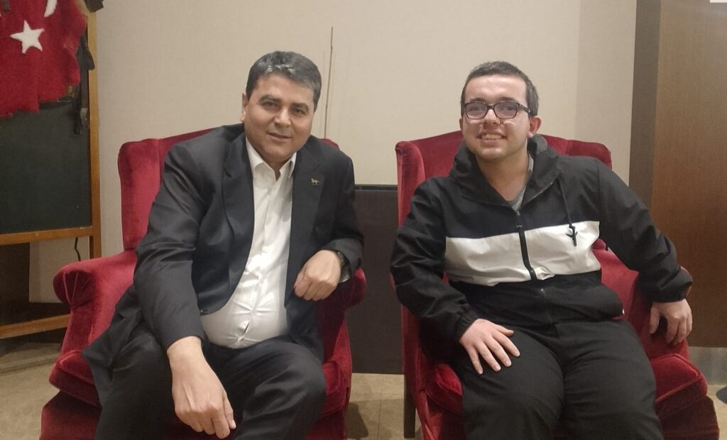 “Bolulu Fenomen” Yavuz Selim Ak, Demokrat Parti Genel Başkanı Gültekin Uysal’ı Ağırladı