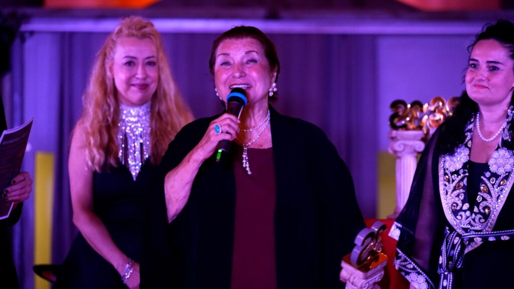“BİN BİR GECE SANATI” ETKİNLİĞİNDE DİLEK TÜRKER’E MESLEK ONUR ÖDÜLÜ