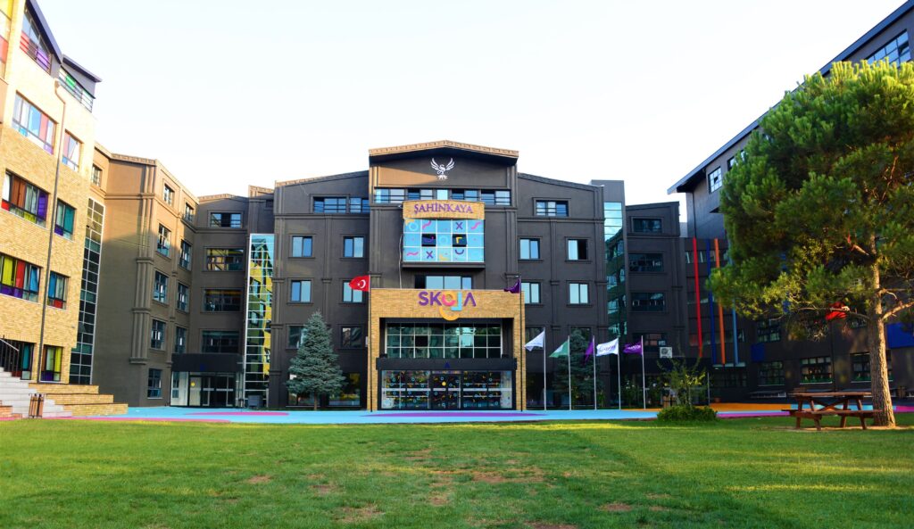ŞAHİNKAYA’DA MEZUNİYET COŞKUSU VE LGS GURURU BİR ARADA YAŞANDI
