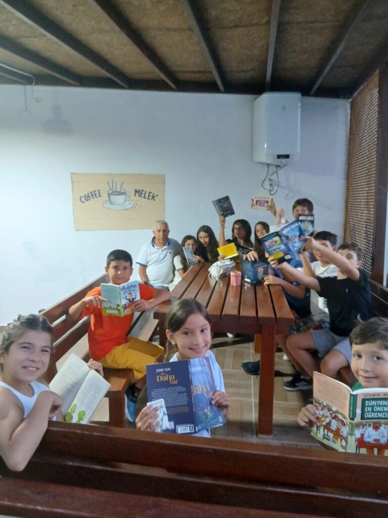 MELEK  SİTESİNDE  KİTAP  OKUMA  SAATİ  UYGULAMASI  ÖRNEK OKUYOR.