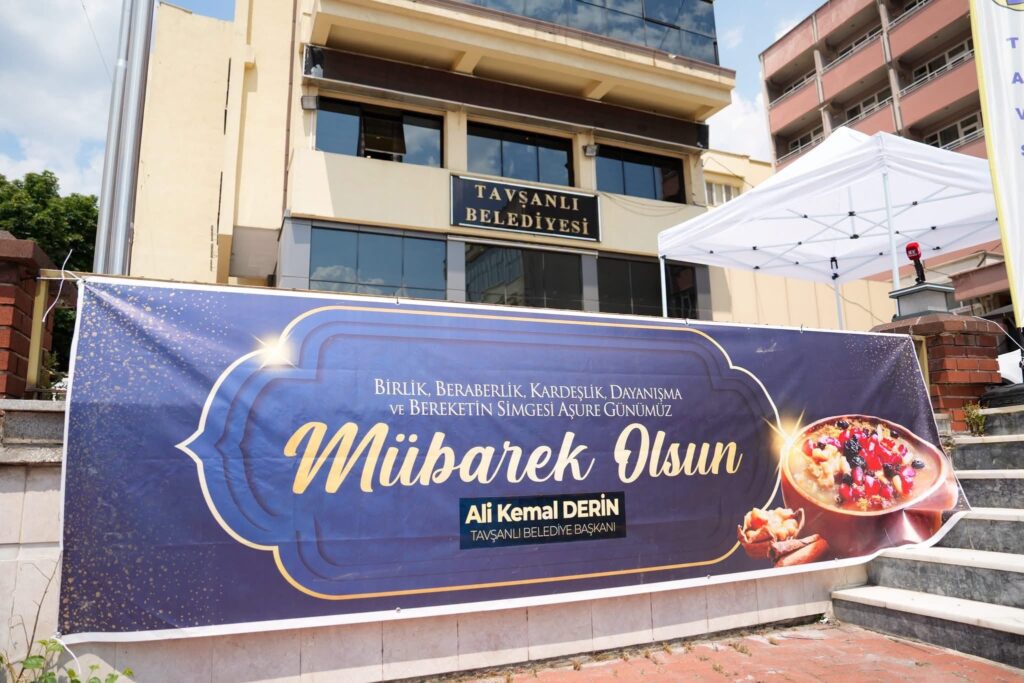 Tavşanlı’da Geleneksel Aşure Günü’ne Yoğun İlgi: 20 Bin Kişiye Aşure İkram Edildi