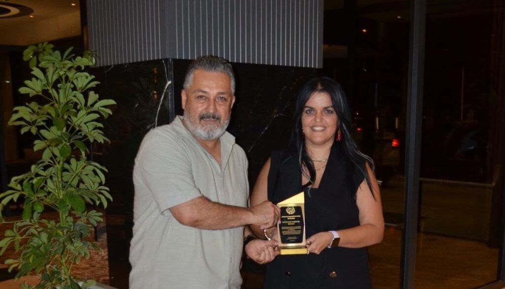 ANTALYA BAŞARI VE ONUR ÖDÜLLERİ GECESİNDE “YILIN RESSAMI” ÖDÜLÜ ŞEYDA NUR YEŞİLYURT’UN OLDU