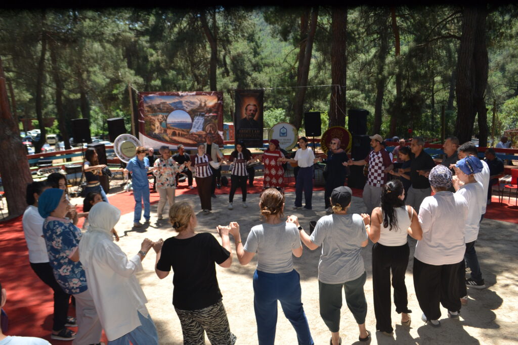 BURSA ELAZIĞLILAR DERNEĞİ’NİN 26. PEYNİRLİ EKMEK PİKNİĞİNDE BİNLERCE ELAZIĞ SEVDALISI BULUŞTU