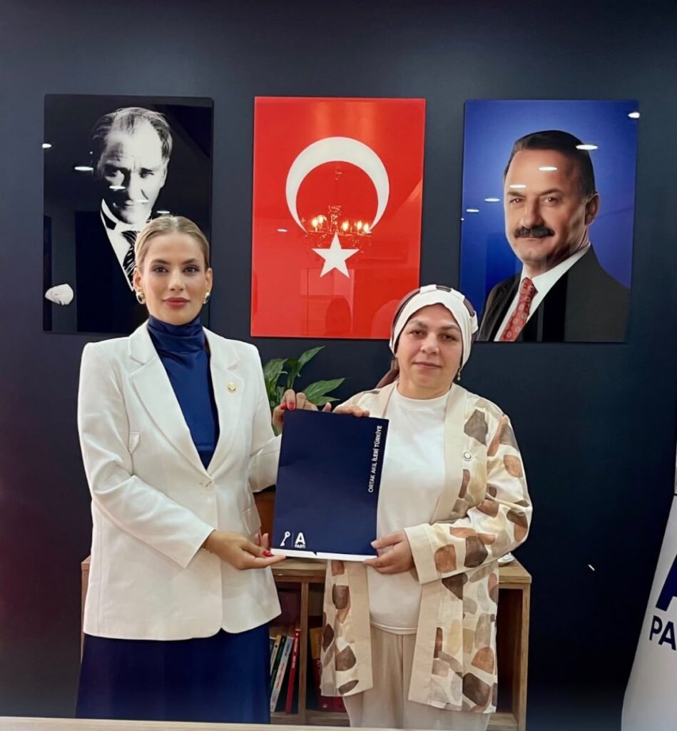 Anahtar Parti Antalya İl Kadın Kolları Yönetimi Toplu İstifa Etti