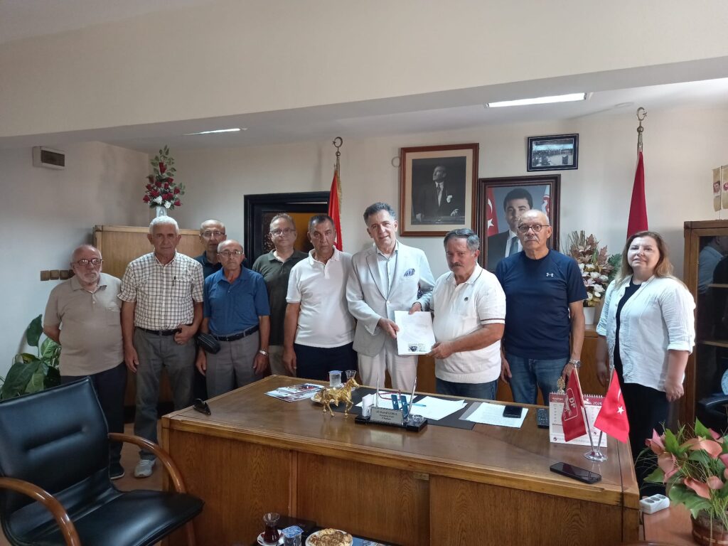 “Ne mutlu hür yaşayan, birlik içinde yürüyen büyük Türk milletine.”