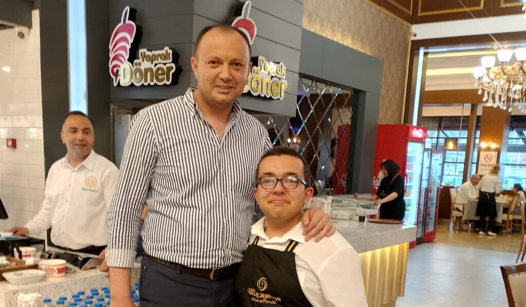 Bolu’da Dikkat Çeken Dostluk: Yavuz Selim Ak, Milletvekili İsmail Akgül’ü Programlarında Yalnız Bırakmıyor