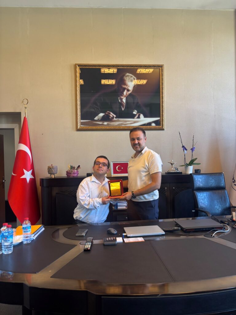Bolulu Fenomen Yavuz Selim Ak’a Güler Yüzlülüğü ve İnsan İlişkileri Nedeniyle Anlamlı Plaket
