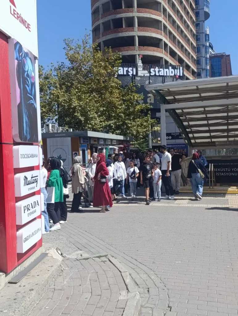Bursa’da ücretli öğretmenlik kuyruğu tartışma yarattı: “Bu bir utanç tablosudur”